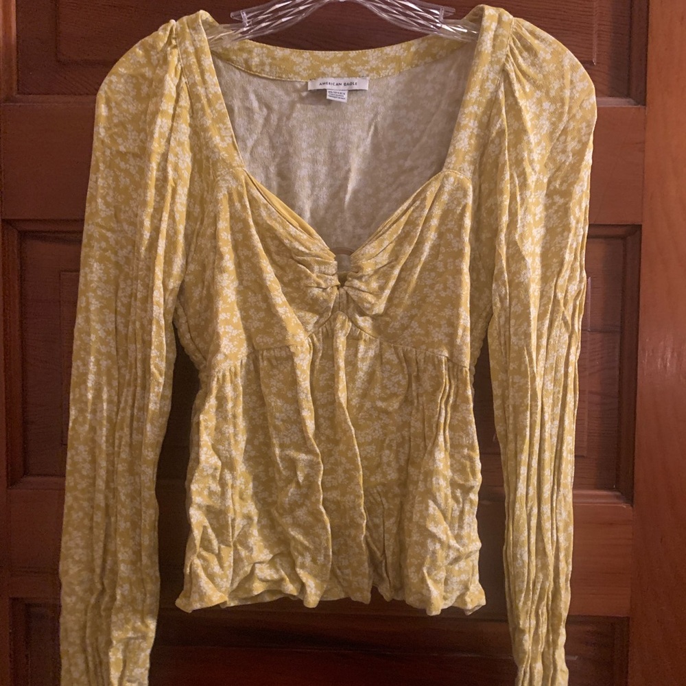 American Eagle Long sleeve floral with ring accent top
